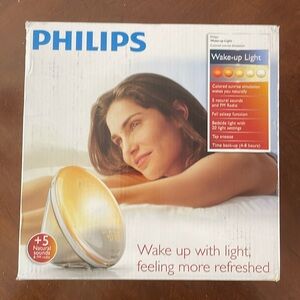 Philips Wake-up Light Alarm Clock with simulated sunrise wakes you up naturally.